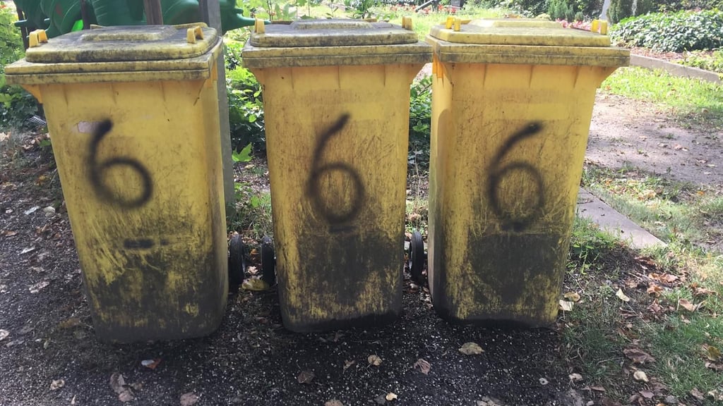 Schmierereien am Friedhof in Wanzleben. Die Stadt zieht ihre Konsequenz - und sperrt das Gelände über Nacht ab.