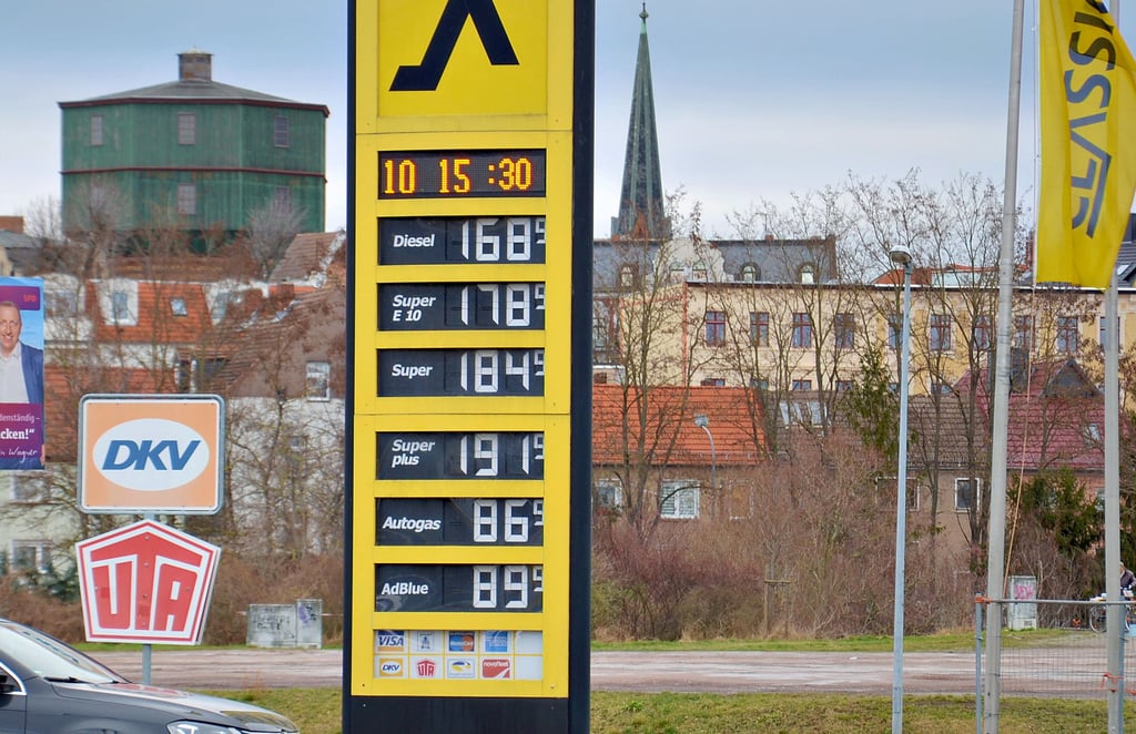 Die Spritpreise auch in Staßfurt schleichen unaufhörlich nach oben. Das belastet vor allem auch Firmen stark, die ohne Kraftstoff nicht arbeiten könnten.