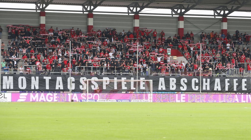 Die Botschaft der Fans in Halle ist eindeutig: Montagabend ist kein guter Termin für Fußball im Stadion.