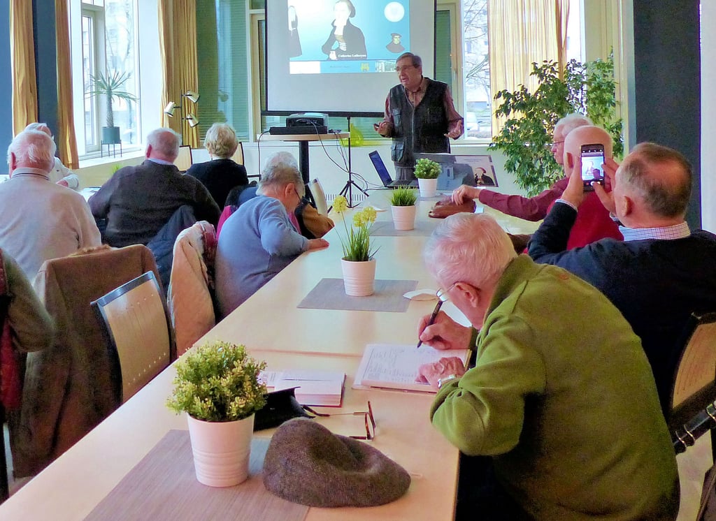 Die Mitglieder des Geschichtskreises der Kreisvolkshochschule lauschen den Ausführungen von Harald Uwe Bossert zum Thema Katharina von Bora.