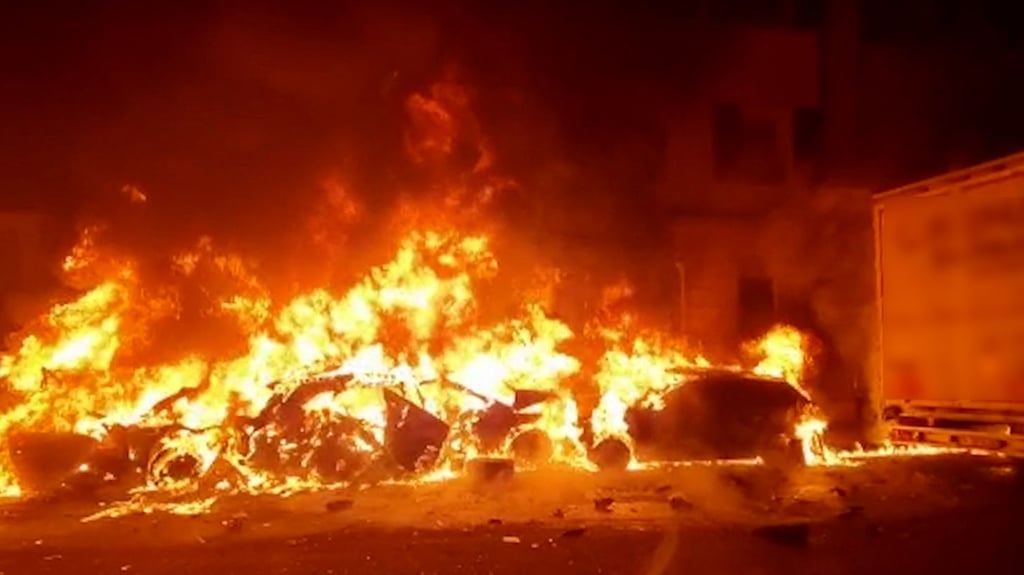 Ein Lkw-Fahrer hat am Abend in Fürth eine Spur der Verwüstung hinterlassen.