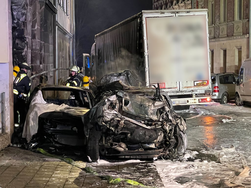 Autowracks stehen auf einer Straße in Fürth.