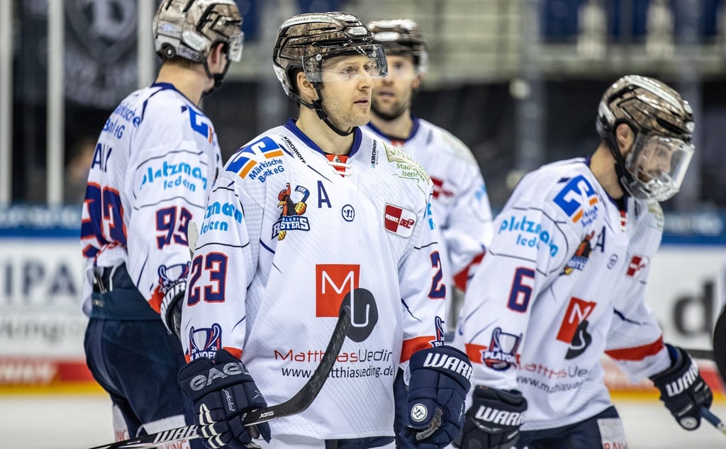 Können nach einmonatiger Zwangspauase einen Sieg feiern: Die Spieler der Iserlohn Roosters.