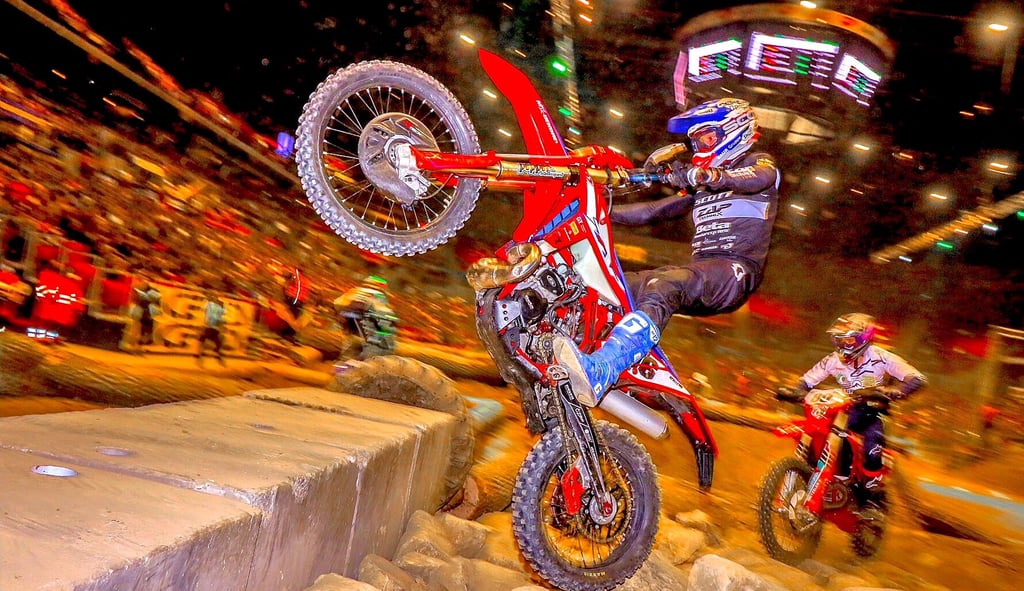 Enduro-Pilot Tim Apolle aus Billroda fuhr im Rahmen der Hallen-WM in Budapest vor 11.000 Zuschauern bei den Wertungsläufen auf die Plätze acht, fünf und acht.