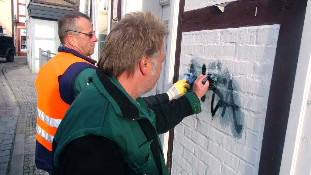 Die alten Fachwerkhäuser in Salzwedel sind übersät von Graffitit. Es ist nicht das einzige Problem.