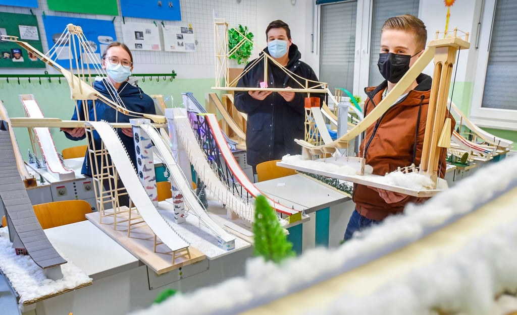 Schüler der Raguhner Sekundarschule präsentieren ihre Sprungschanzen.