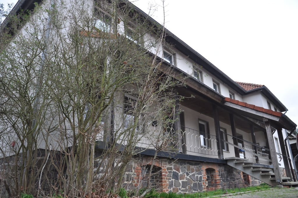 Das Gemeindehaus in Estedt an der Straße Am Bahnhof soll verkauft werden. Es liegen mehrere Angebote vor.