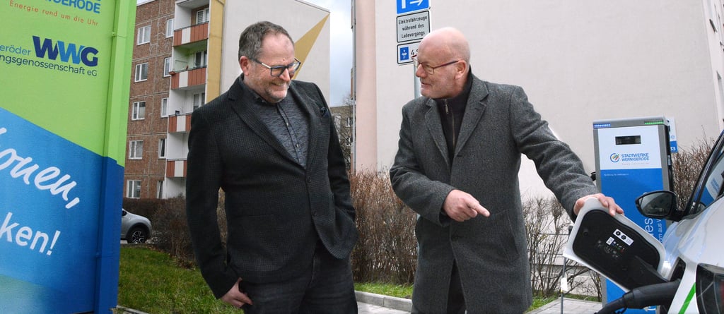 Stadtwerke-Geschäftsführer Steffen Meinecke (rechts im Bild) zeigt Christian Linde, Chef der Wernigeröder Wohnungsgenossenschaft, wie die neue Ladestation für E-Autos an einer Trafostation im Wohngebiet Burgbreite funktioniert.