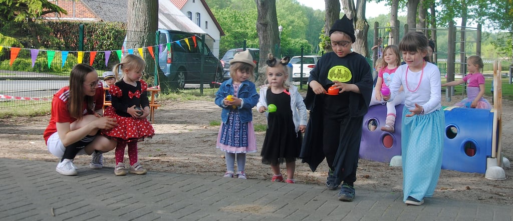 In den 15 Kindertagesstätten der Verbandsgemeinde wurden 2021 im Schnitt 600 Kinder betreut. Zu den kleineren Einrichtungen zählt die Ahlumer Kita Kleine Regenbogenfische (im Bild das Kindertagsfest 2021).
