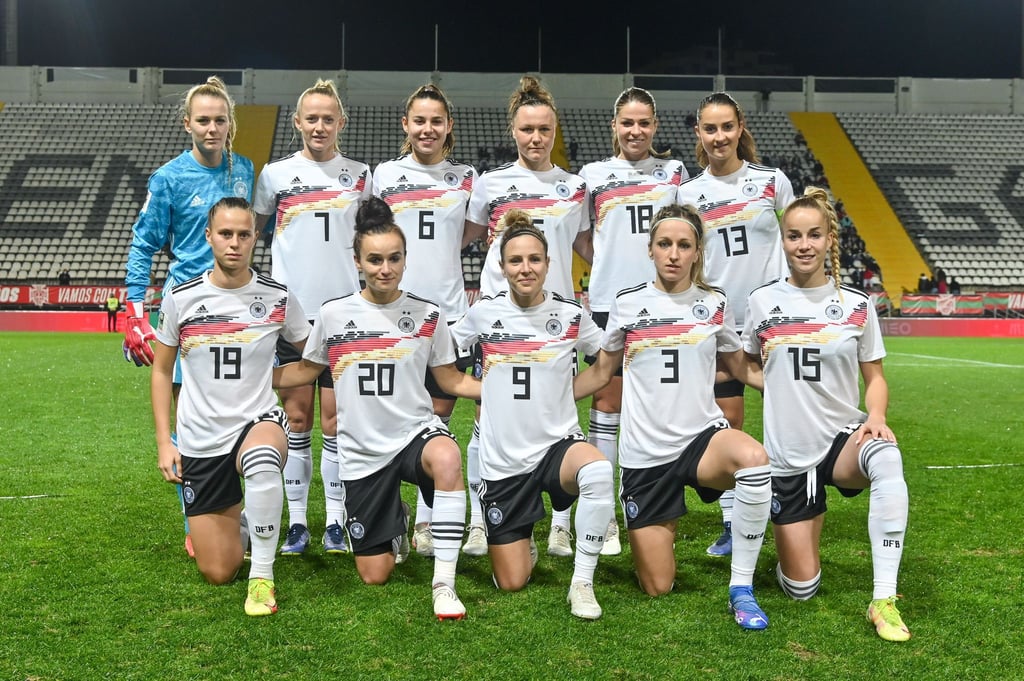 Die deutschen Spielerinnen posieren vor dem Spiel gegen Portugal in Faro für ein Foto.
