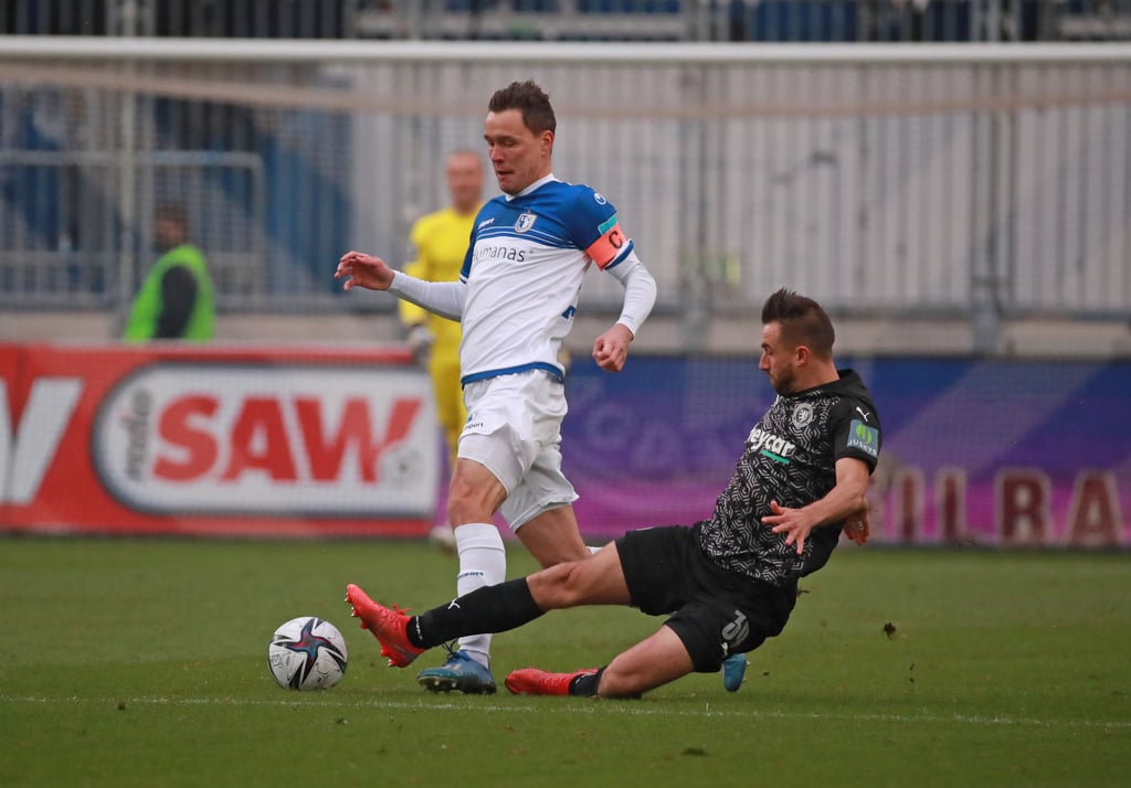 Spürt wieder den Ball am Fuß: Alexander Bittroff (l.).