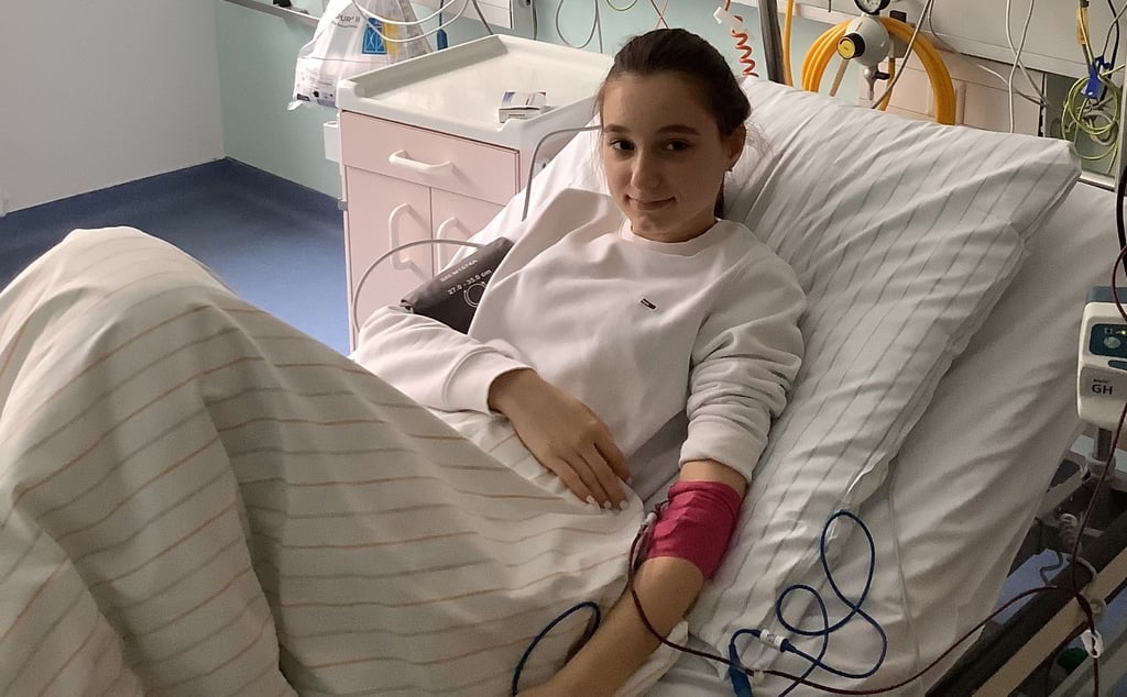 Die 17-jährige Pauline in der Uniklinik Halle. Hier wird ihr regelmäßig Blut zugeführt. Mehrmals pro Woche muss sie dort hin.