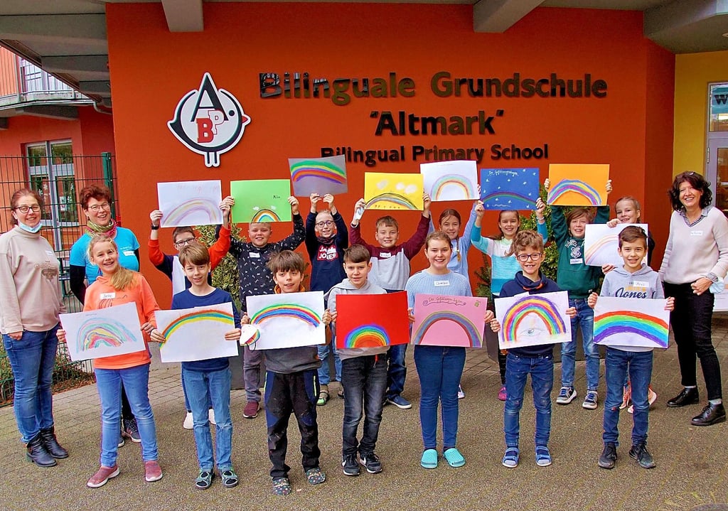 Die Mädchen und Jungen der Klasse 4c der Bilingualen Grundschule Altmark in Stendal malten Regenbögen. Jede Farbe steht für ein Gefühl.