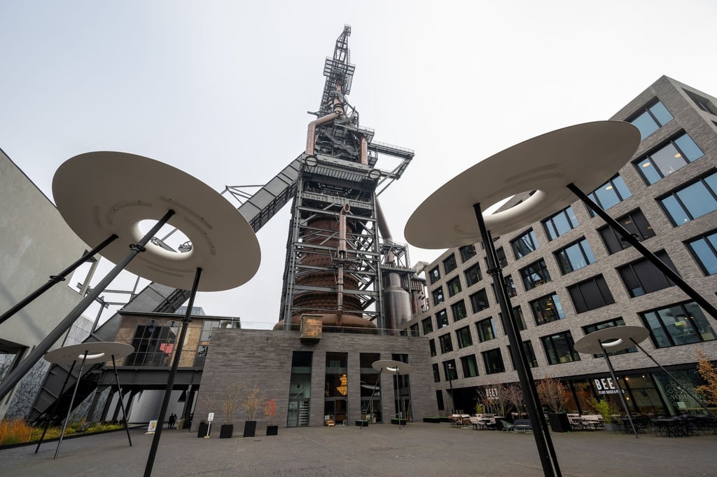 Ehemalige Industrieanlagen treffen auf moderne Bauten in der Stadt. Esch/Alzette in Luxemburg ist Europäische Kulturhauptstadt 2022.