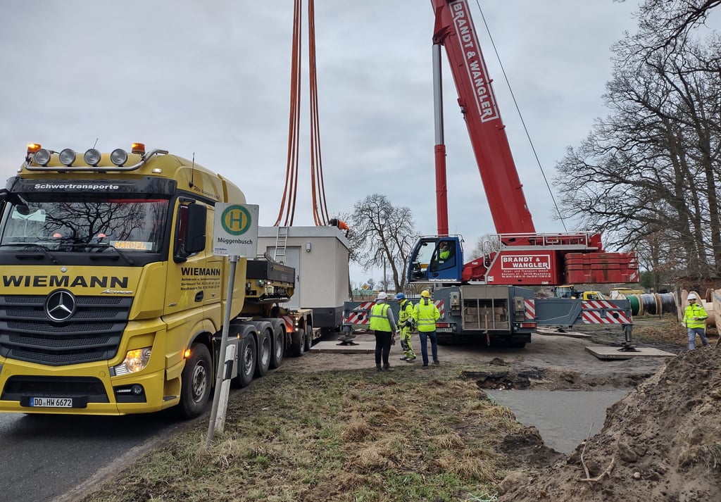Einer großen Baustelle glich am Mittwochmorgen ein kleiner Abschnitt an der Landesstraße in Höhe Müggenbusch. Doch die Aufstellung eines Technikgebäudes hier ging ganz schnell.