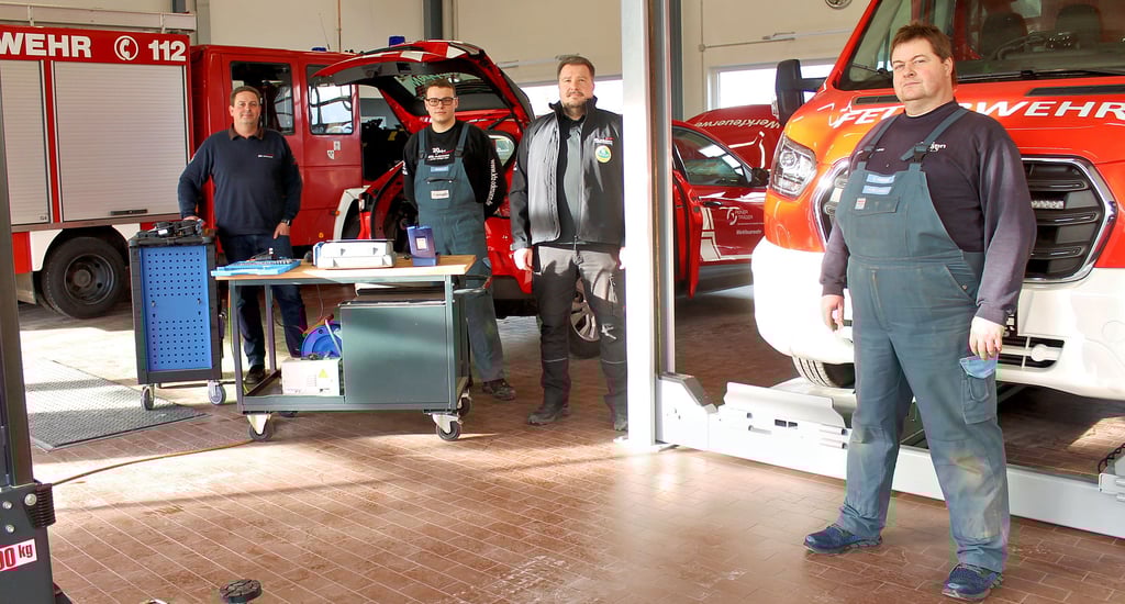Das Monteurteam mit Firmenchef Ralf Ackmann, Luis Brodhage, Markus Holzhauer und Enrico Frenzel (von links) in der Halle in Drübeck, in der die Feuerwehrfahrzeuge montiert werden.