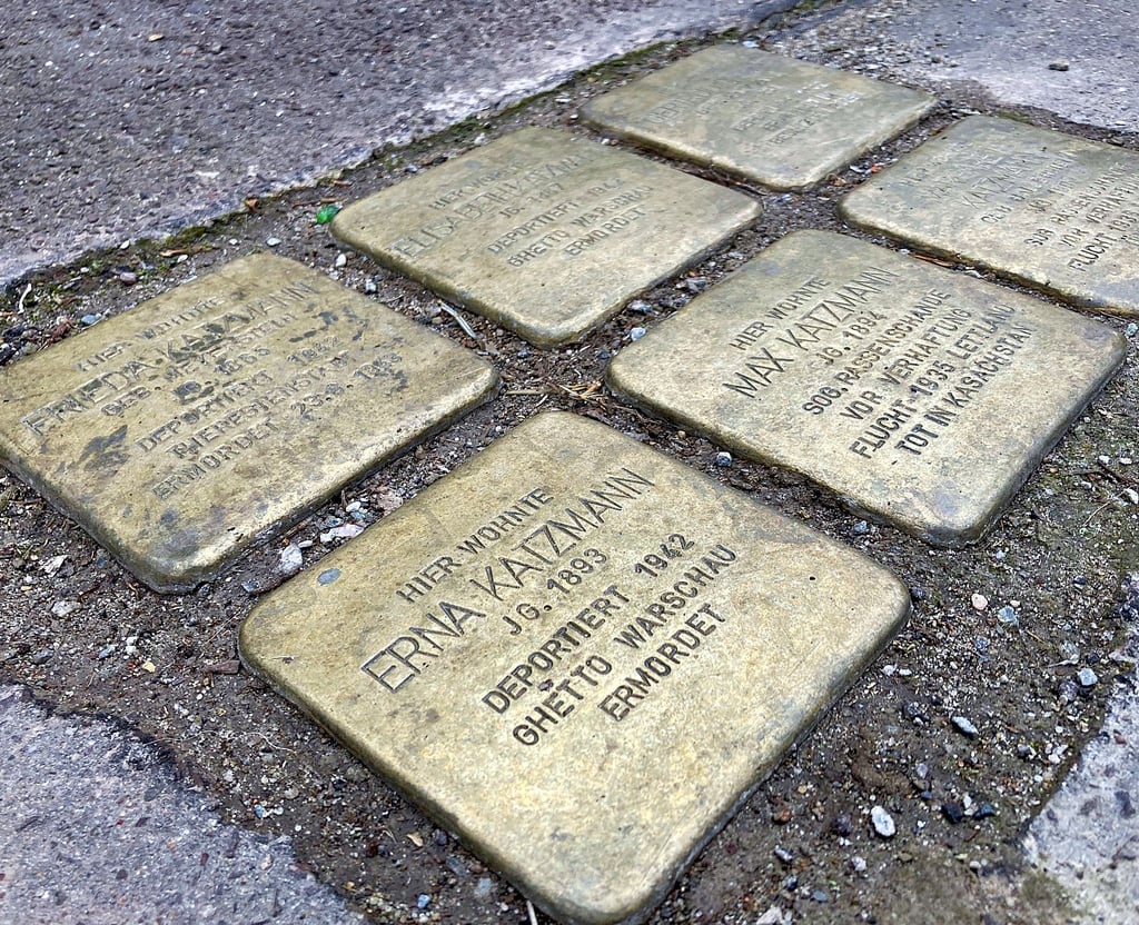 Sechs Mitgliedern der Familie Katzmann sind die Stolpersteine in der Klausener Straße in Magdeburg gewidmt. Schüler der Sudenburger Gemeinschaftsschule haben die Patenschaft für sie übernommen.