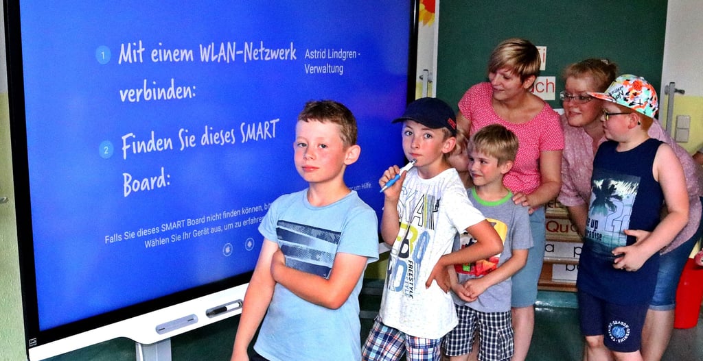 Ein besonderer Anziehungspunkt beim Tag der offenen Tür in der Astrid-Lindgren-Grundschule war im Juni 2019 die Whiteboard-Tafel, die seit August 2018 das interaktive Lernen in der Schule ermöglicht. Auf weitere digitale Tafeln hofft die Zerbster Schule seither.