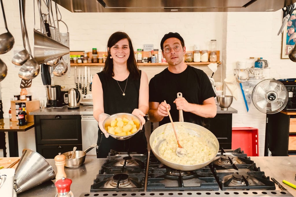 Bosse und die Schauspielerin Nora Tschirner kochen gemeinsam.
