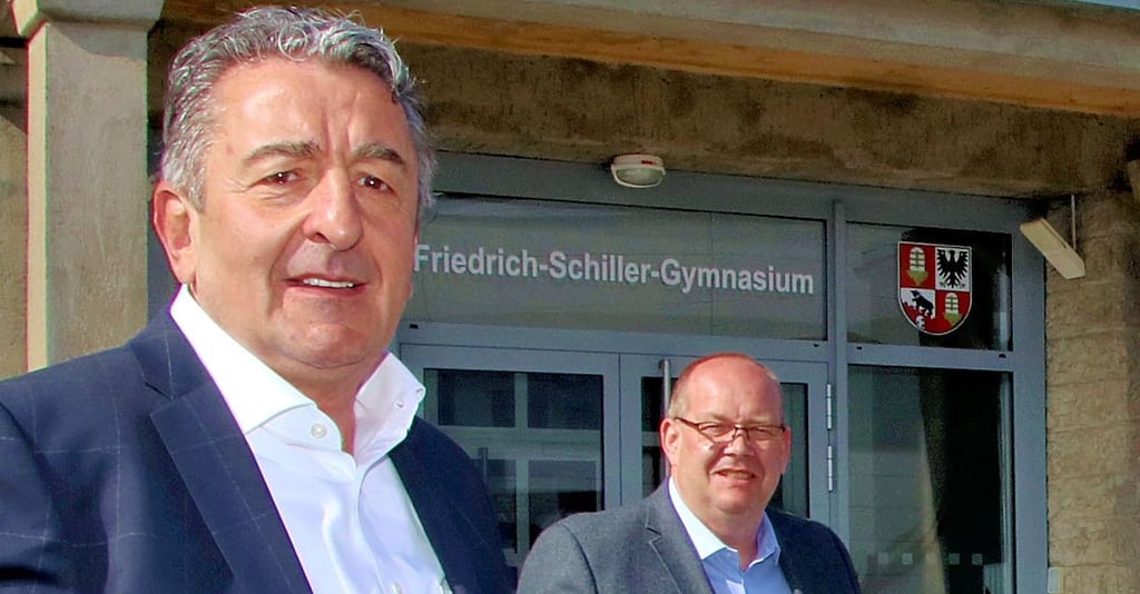 Gunnar Schellenberger (l.) mit Schulleiter Rolf-Uwe Friederichs vor dem Schillergymnasium in der Saalestadt.