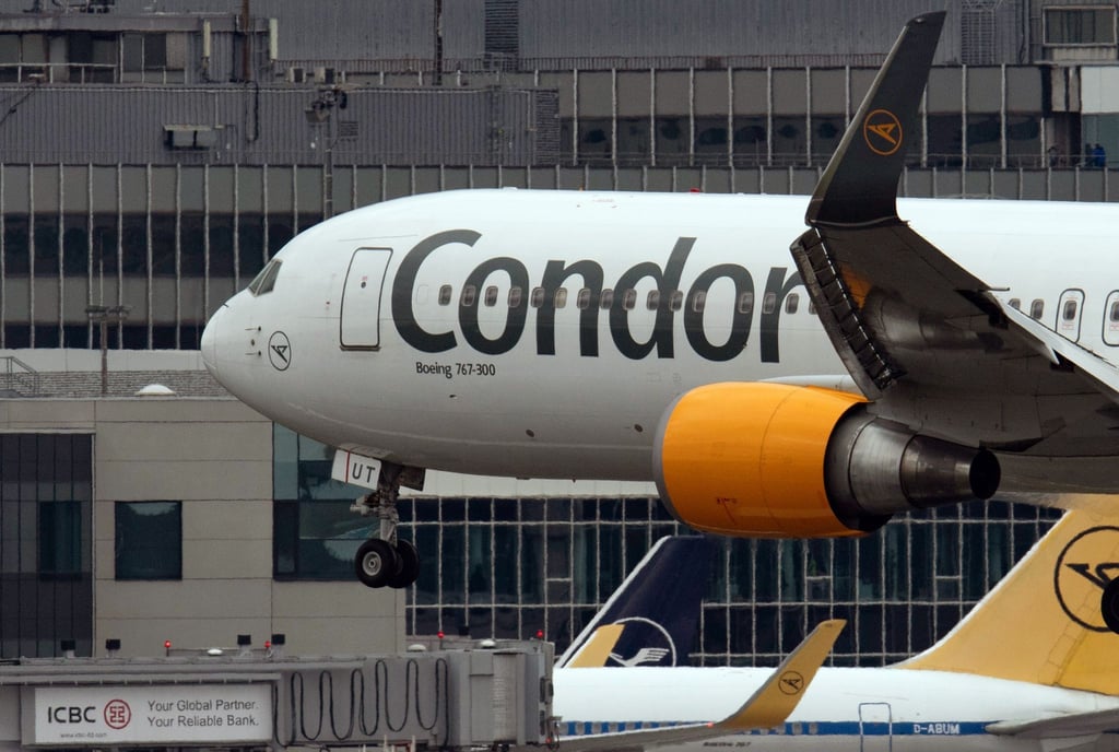 Ein Passagierflugzeug des Ferienfliegers Condor am Flughafen in Frankfurt am Main.