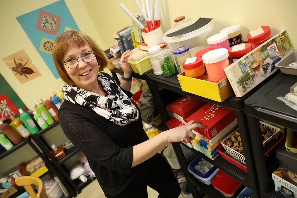 Kita-Sozialarbeiterin Kathrin Hellmuth im Kreativraum des Fröbelkindergartes in Sangerhausen.