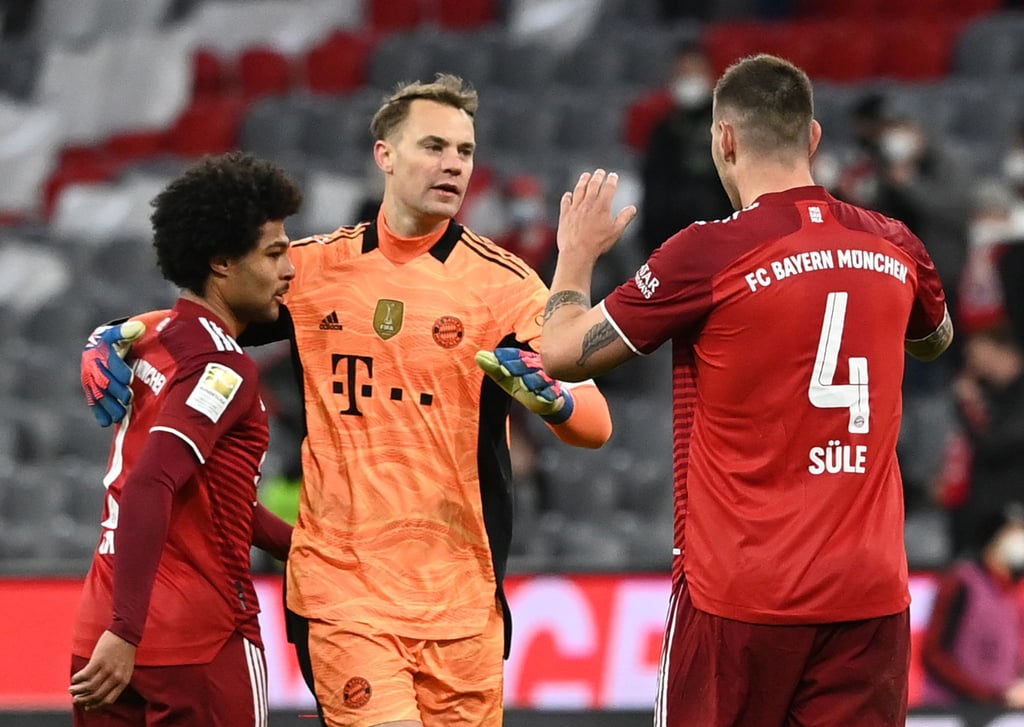 Bayern-Torwart Neuer (M) musste am Sonntag operiert werden.