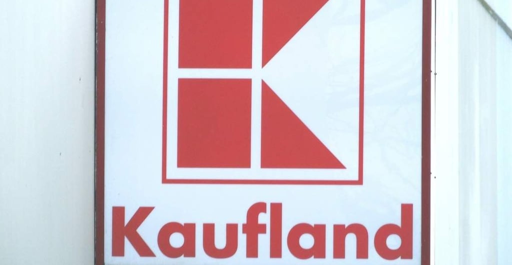 Schild an einem Warenhaus von Kaufland. In Magdeburg wird nach einem mutmaßlich rassistischem Vorfall ermittelt.