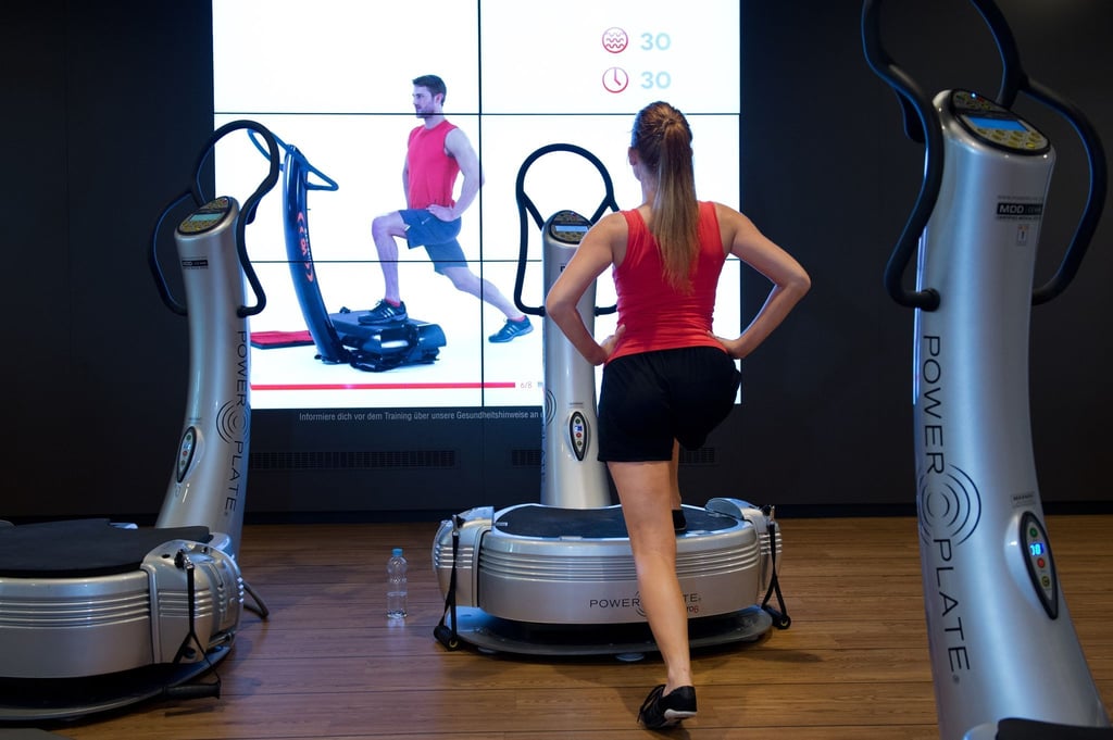 Das Training mit einer Vibrationsplatte lässt sich im Fitnessstudio ausprobieren. Wenn man einige Übungen korrekt erlernt hat, lohnt sich auch die Investition daheim.