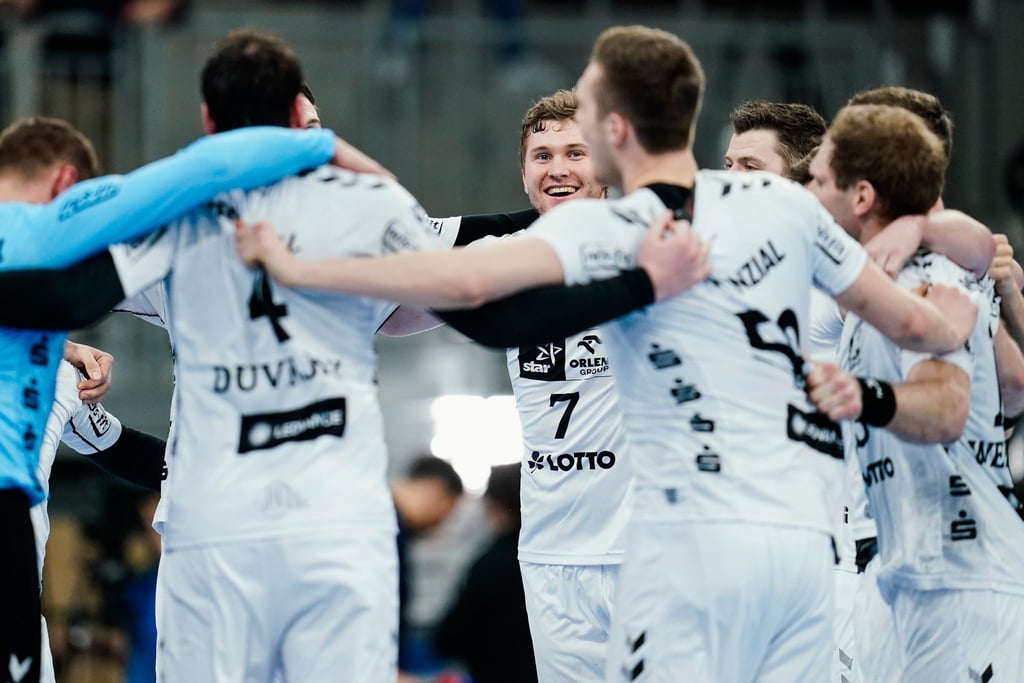 Spieler von THW Kiel feiern den Einzug in das DHB-Pokal-Halbfinale.