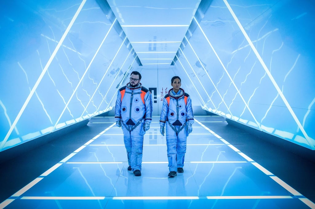 K.C. Houseman (John Bradley) und NASA-Offizierin Jocinda Fowler (Halle Berry) in einer Szene des Films „Moonfall“.