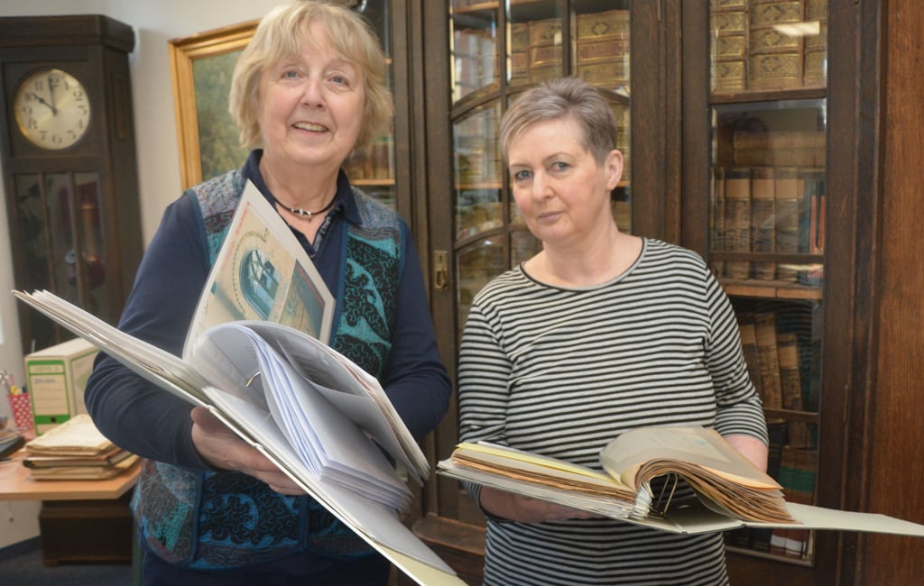 Heimatvereinsvorsitzende Karin Zimmer (l.) und Beate Blumhagel, Leiterin des Stadt- und Kreisarchivs, werfen einen Blick in die Ordner zur Geschichte des Judentums in der Stadt Burg. Die vielen Schriften und Aufzeichnungen können für weitere Forschungen verwendet werden.