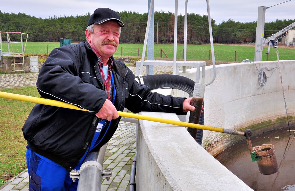 Arwid Hermann arbeitet seit 2018, das Jahr der Eröffnung der Kläranlage, in Klietz und kontrolliert regelmäßig das Abwasser, damit die festgelegten Grenzwerte nicht überschritten werden.