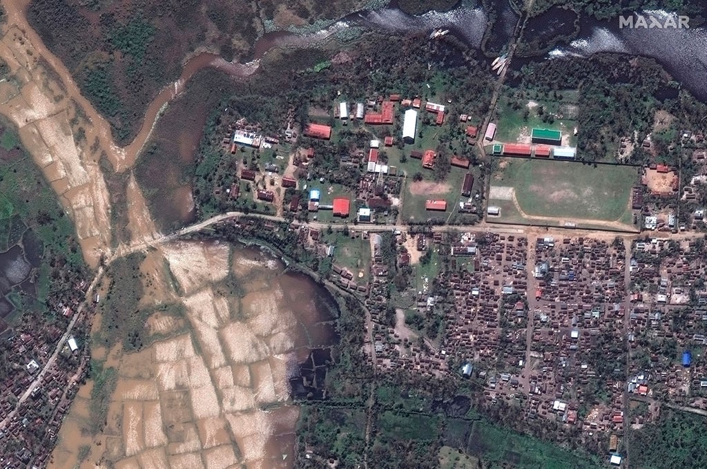 Das Satellitenbild zeigt überflutete Straßen, Felder und den Hauptort Nosy Varika in Madagaskar nach dem Tropensturm „Batsirai“.