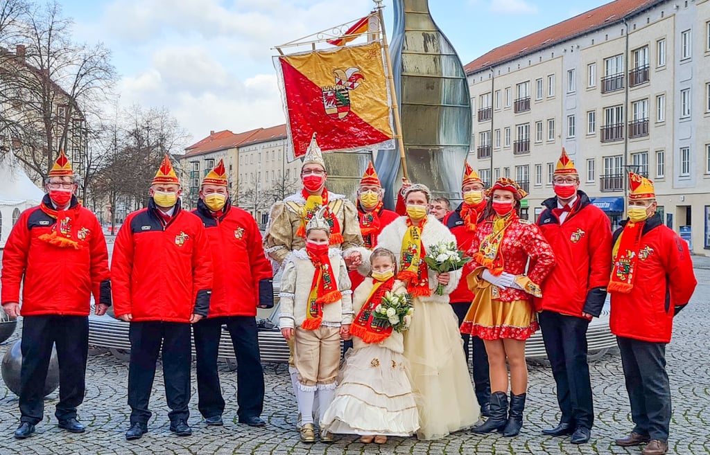 Gelb-Rot überraschte mit einem Aufmarsch auf dem Dessauer Marktplatz am vorigen Sonnabend.