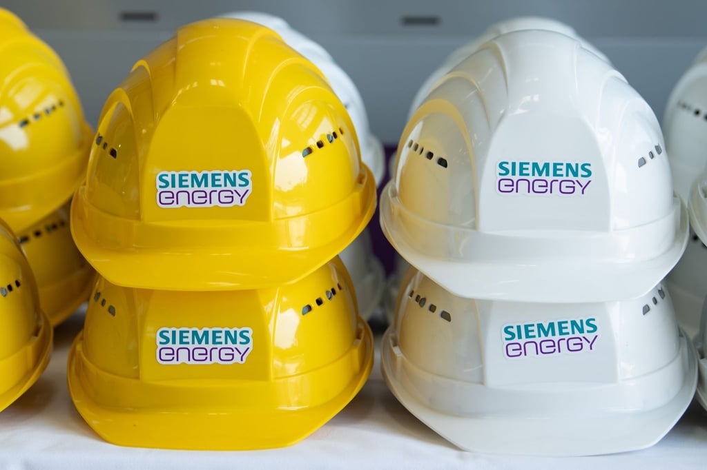 Schutzhelme mit der Aufschrift „Siemens Energy“: Das Unternehmen gibt Zahlen bekannt.