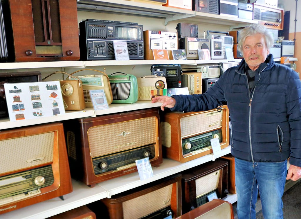 Rüdiger Haase im Rundfunkmuseum Werben. Der gelernte Radio- und Fernsehtechniker hat mehr als 1000 Zeugnise der Rundfunk-/TV-Geschichte zusammengetragen.