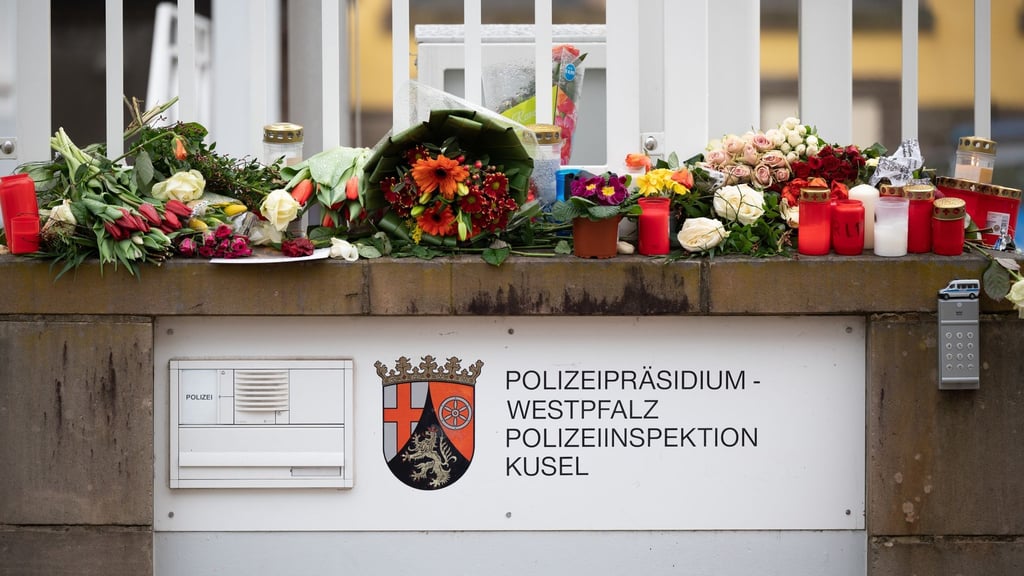In Gedenken an die ermordeten Beamten: Passanten haben Blumen und Kerzen vor der Polizeiinspektion Kusel gelegt.