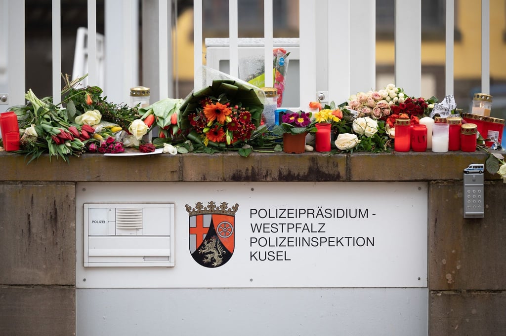 In Gedenken an die ermordeten Beamten: Passanten haben Blumen und Kerzen vor der Polizeiinspektion Kusel gelegt.