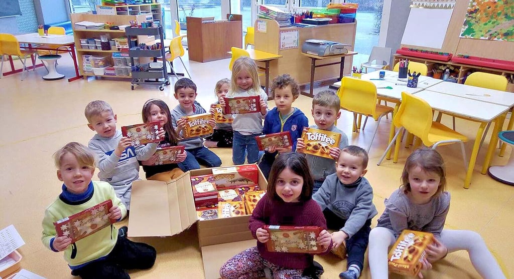 Mit Freude nahmen die Vorschulkinder aus Soulaines-sur-Aubance den süßen Inhalt des Paketes in Besitz, das ihnen von der Partnerschaftsgruppe aus Rottmerslebens zu geschickt worden war. Wegen Corona waren allerdings nur wenige Kinder anwesend.