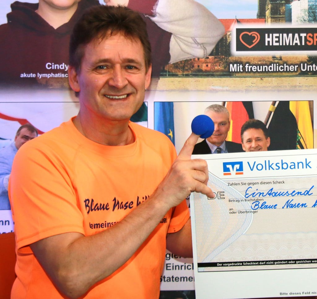 Eine der beiden Spenden ging an Roger Altenburg vom Verein Blause Nase hilft.