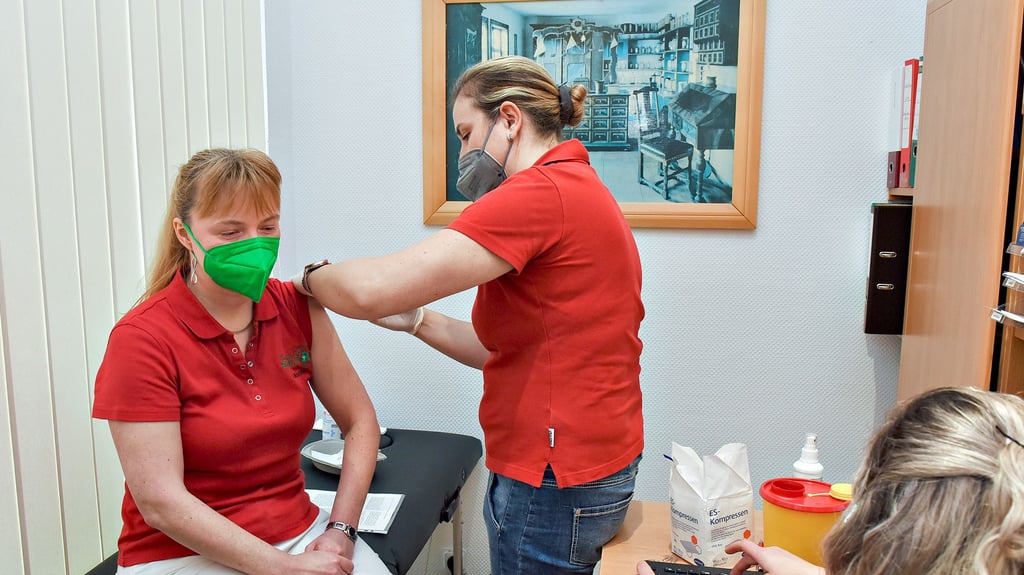 Apothekerin Katrin Berle verabreicht ihrer Mitarbeiterin Andrea Rothe eine Boosterimfpung.