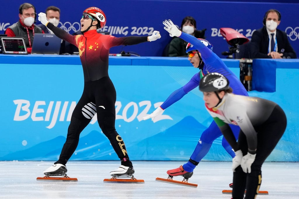 Shorttracker Wu Dajing (l) holt das erste Gold für China bei den olympischen Spielen.