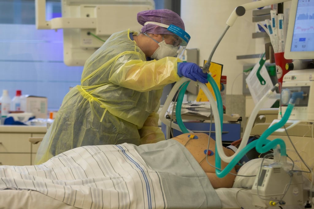 Eine Krankenschwester betreut einen Covidpatienten auf der Intensivstation des Krankenhauses Düren. (Archivbild)