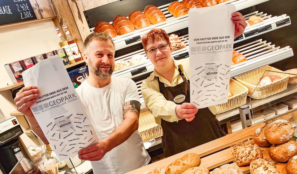 Bäckermeister Dominik Bokrant und Verkäuferin Annett Joch mit den neuen Tüten.