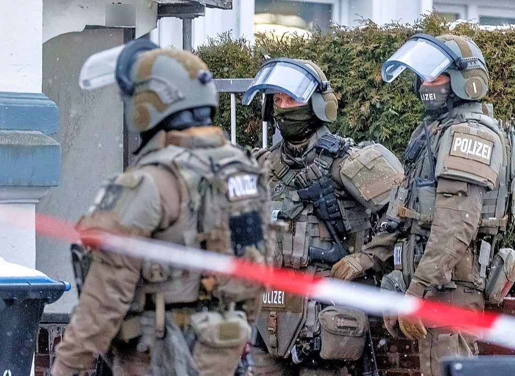 SEK-Beamte stürmen in voller Ausrüstung eine Wohnung. Irrtümer sind dabei leider nicht gänzlich ausgeschlossen.