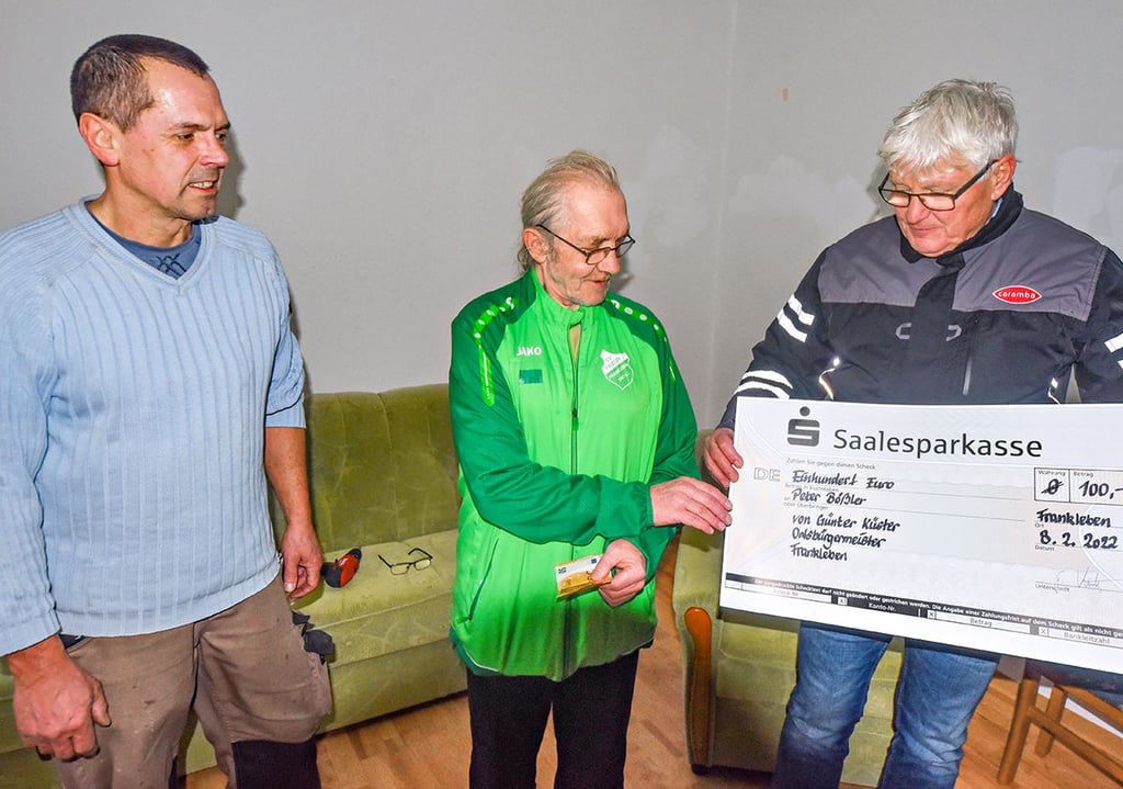 Peter Bößler (M.), der bei dem Brand seine Wohnungseinrichtung verlor, bekommt Hilfe von Franklebens Ortsbürgermeister Günter Küster (r.) und Michael Hofmann (l.) von Friesen Frankleben.