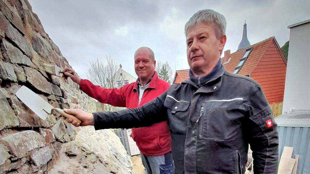 Mario Keweloh (vorn) und Torsten Pawelski sorgen für die Standfestigkeit der Stadtmauer am Gärhof. Die Maurer sind dabei, wie bei einem Puzzle die historische Wehranlage mit Naturbruchsteinen zu sanieren.
