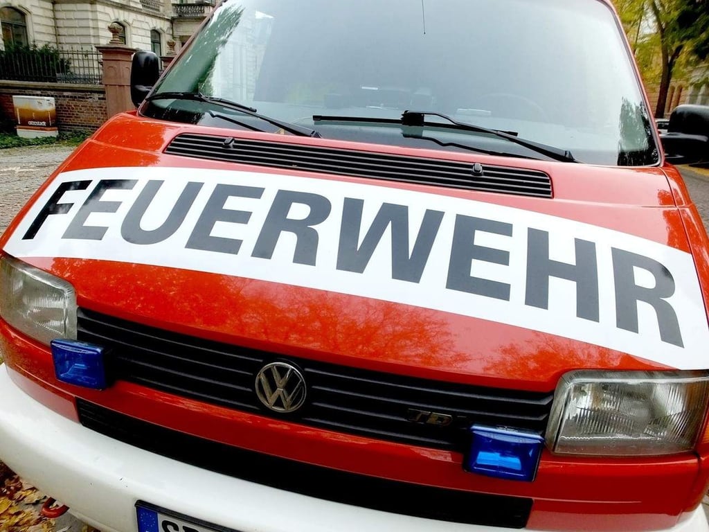 Auch die Feuerwehr war nach dem Unfall an der Magdeburger Bahnbrücke auf der Bundesstraße 1 im Einsatz, um auslaufende Flüssigkeiten zu binden.