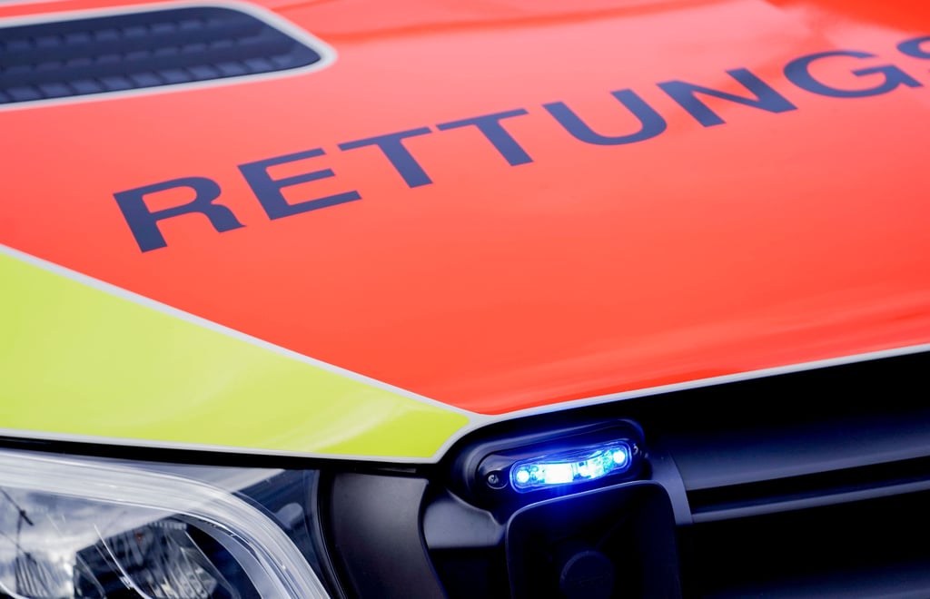 Blaulicht leuchtet an einem Rettungswagen